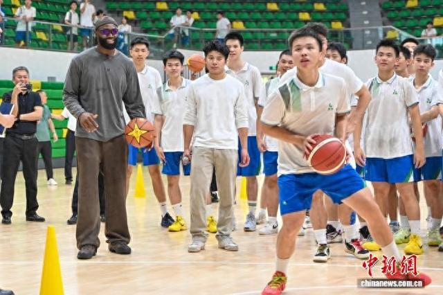 世界杯官方手机客户端-NBA球星杰伦·布朗到访广州与中学生互动|美国职业篮球联赛|华南师范大学附属中学|中新社|篮球|波士顿凯尔特人队_新浪体育_新浪新闻